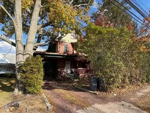 11 S Clinton Ave, Bay Shore, NY 11706