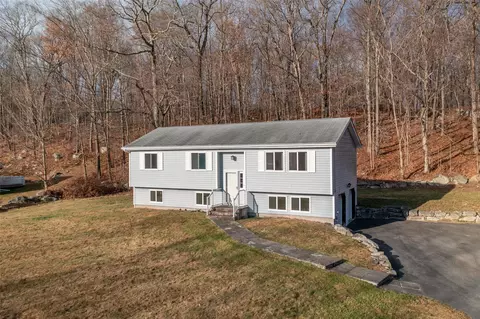 2 Candlewood Ct, Stormville, NY 12582