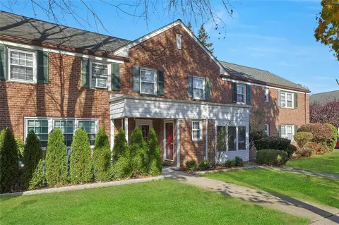 16 Robins Cres #16, New Rochelle, NY 10801
