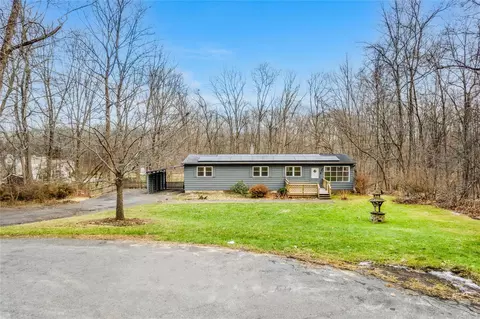 31 Kings Dr, Wallkill, NY 12589