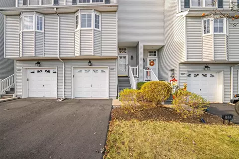 1005 Ethan Allen Dr, New Windsor, NY 12553