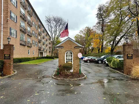 4 Consulate Dr #2M, Eastchester, NY 10707