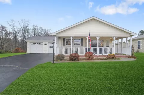 3 Palm Cir, Poughkeepsie, NY 12603