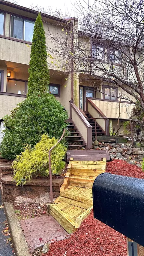 15 Rockledge Dr, Ramapo, NY 10901