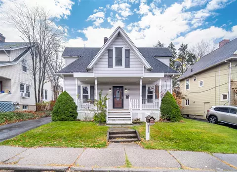 26 Chestnut St, Middletown, NY 10940