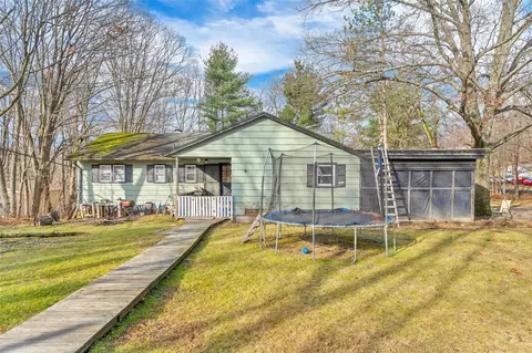 11 Ryan Pl, Woodbury, NY 10930