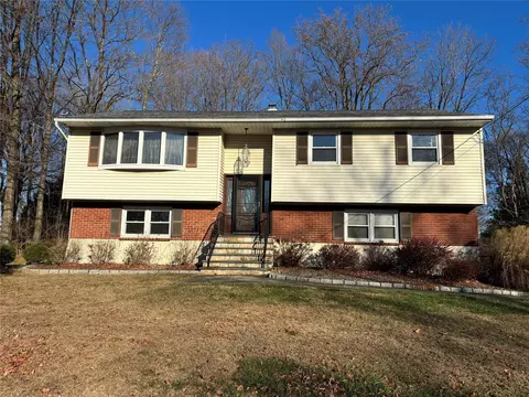 2842 Quinlan St, Yorktown, NY 10598