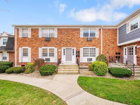 71 Doxbury Ln, Ramapo, NY 10901