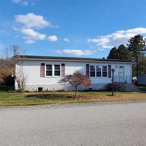 52 Liberty Dr, Hyde Park, NY 12538