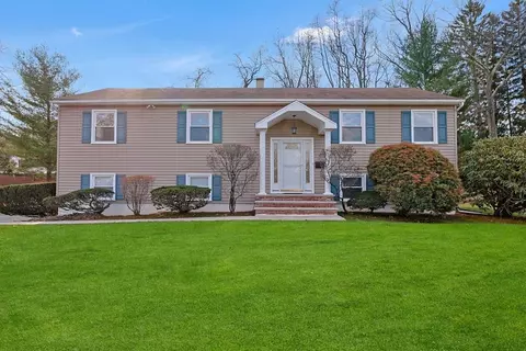 6 Lenbar Cir, Clarkstown, NY 10956