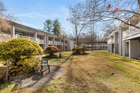 10 Wild Oaks Rd #124, Lewisboro, NY 10526