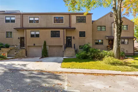 35 High Oaks Ct #35, Huntington, NY 11743
