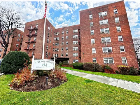 682 Tuckahoe Rd #4A, Yonkers, NY 10710
