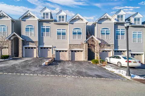 911 Hawthorn Way, New Windsor, NY 12553