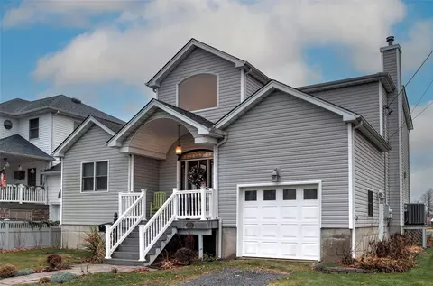 921 S 6th St, Lindenhurst, NY 11757