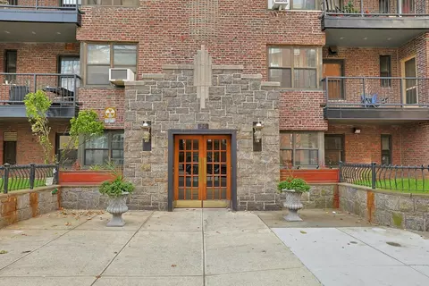 30 Clinton Pl #4C, New Rochelle, NY 10801