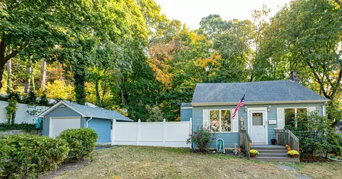76 N Woodhull Rd, Huntington, NY 11743