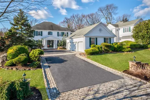 8 Meadow Ln, North Hempstead, NY 11030