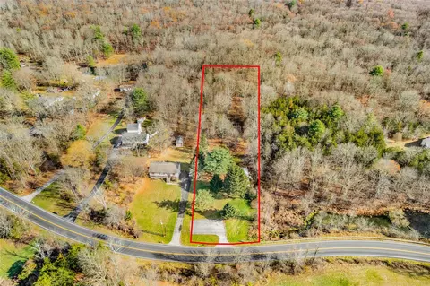 950 N Quaker Ln, Hyde Park, NY 12580