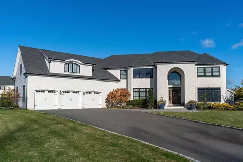 15 Fox Run, East Islip, NY 11730