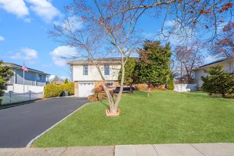 36 Tanglewood Dr, Smithtown, NY 11787