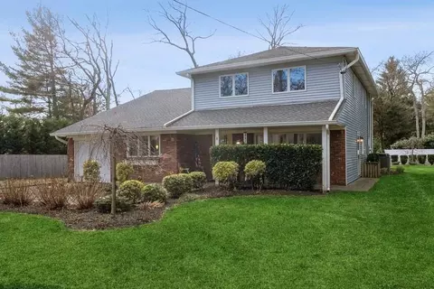 24 Vine Ln, East Northport, NY 11731