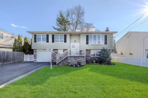 66 Claremont St, Deer Park, NY 11729