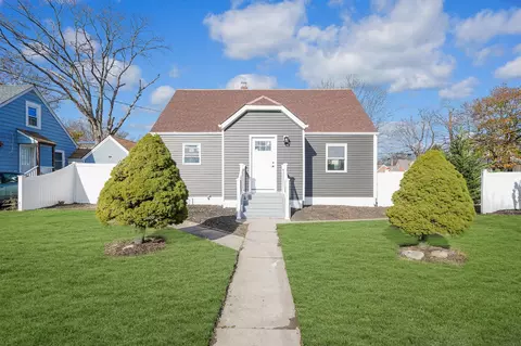 195 Clayton St, Central Islip, NY 11722