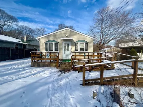 23 Maplewood Ave, Selden, NY 11784