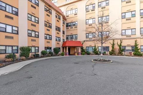 185 W Park Ave #405, Long Beach, NY 11561