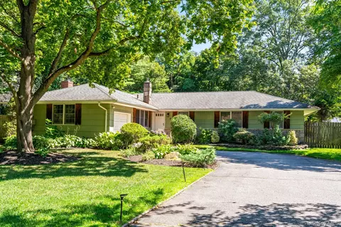 6 Rancher Pl, Huntington, NY 11743