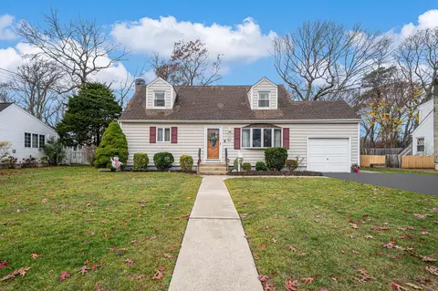1090 Oakneck Rd, Bay Shore, NY 11706