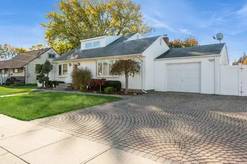 24 Crescent St, Hicksville, NY 11801