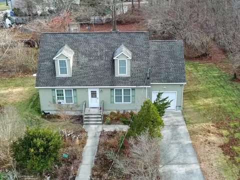 126 Maple Ave, Shirley, NY 11967