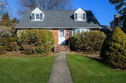 14 Terrace Ct, North Hempstead, NY 11507