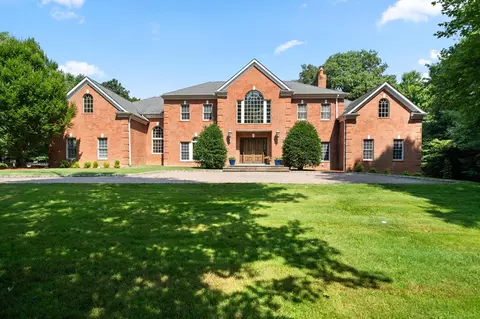 1 Tatem Way, North Hempstead, NY 11568