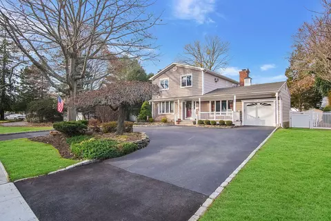 105 Woodlawn Ave, Saint James, NY 11780