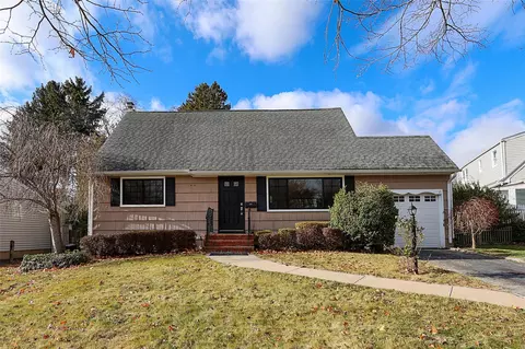 111 Briarcliff Rd, East Norwich, NY 11732