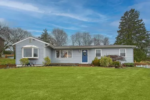16 Hilltop Dr, Mahopac, NY 10541