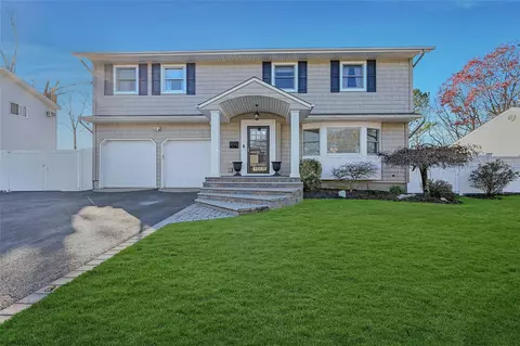 52 Arline Ln, East Islip, NY 11730
