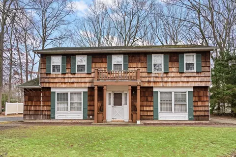 19 Canterbury Dr, Hauppauge, NY 11788
