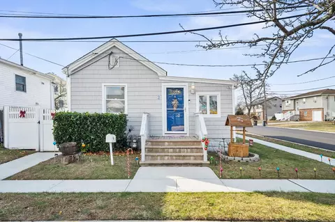 2 Sand Ln, Lindenhurst, NY 11757