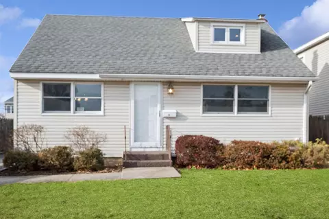 86 Moeller St, Hicksville, NY 11801