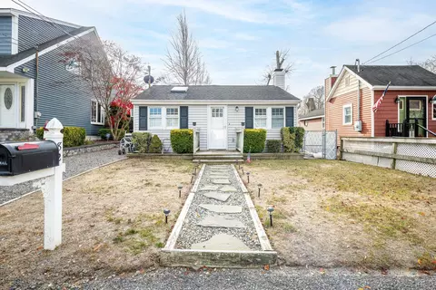 82 Wyona Ave, Selden, NY 11784