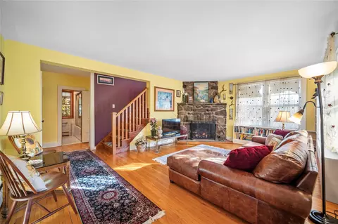 10 Sycamore Ter, Mahopac, NY 10541