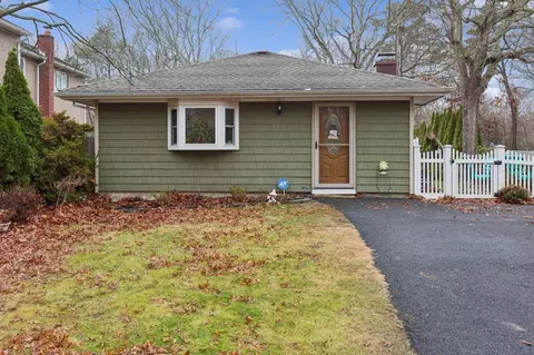 72 Stackyard Dr, Mastic Beach, NY 11951