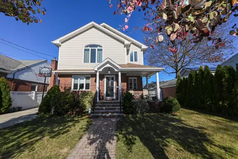 1114 Carukin St, Franklin Square, NY 11010