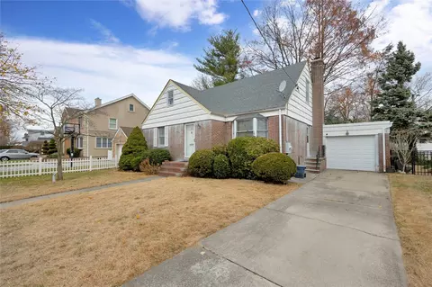137 Strattford Rd, North Hempstead, NY 11040