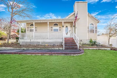 60 Ridgewood Ave, Selden, NY 11784