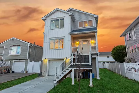 873 Beach St, Lindenhurst, NY 11757